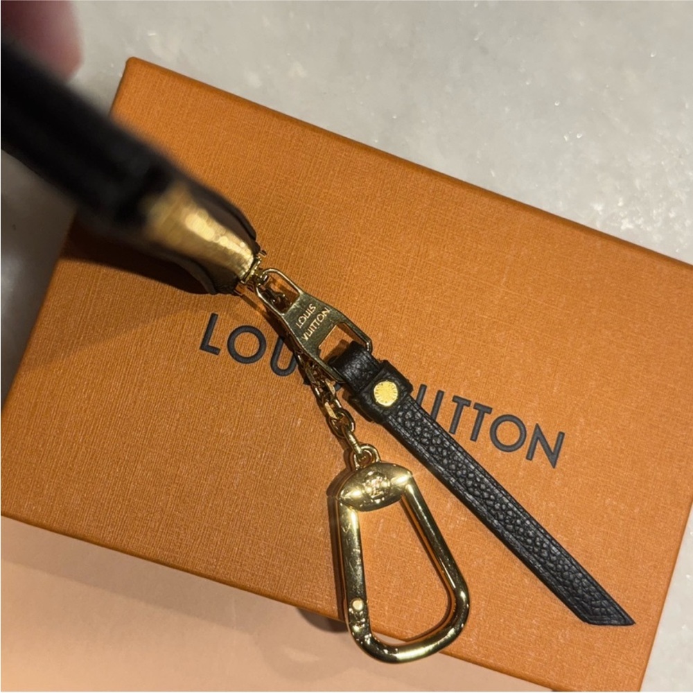 Authentic Louis Vuitton Key Pouch Cles Bicolor Empreinte Monogram Leather - Picture 8 of 10